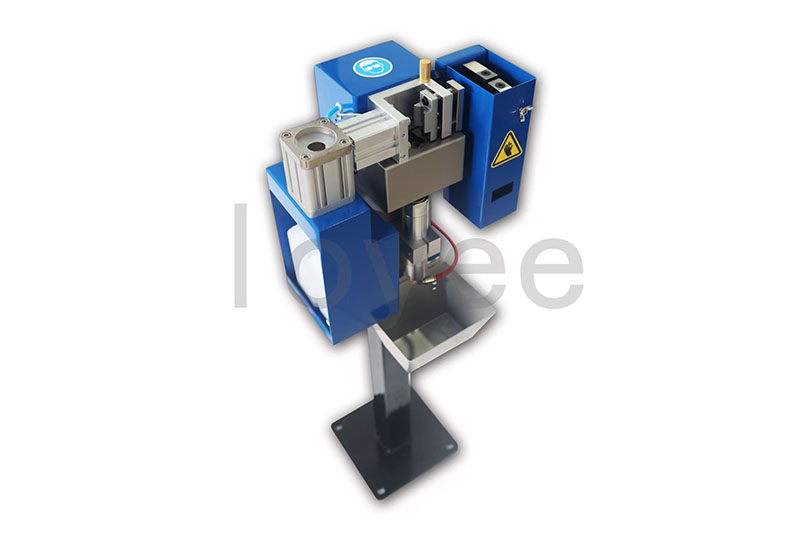 Robot welding gun cleaning station