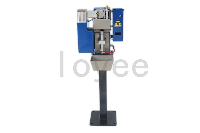 Robot welding gun cleaning station